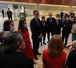 Don Felipe y Doña Letizia conversan con la moderadora, Susanna Griso, y con las autoridades e invitados presentes en el lanzamiento de la campaña &quo